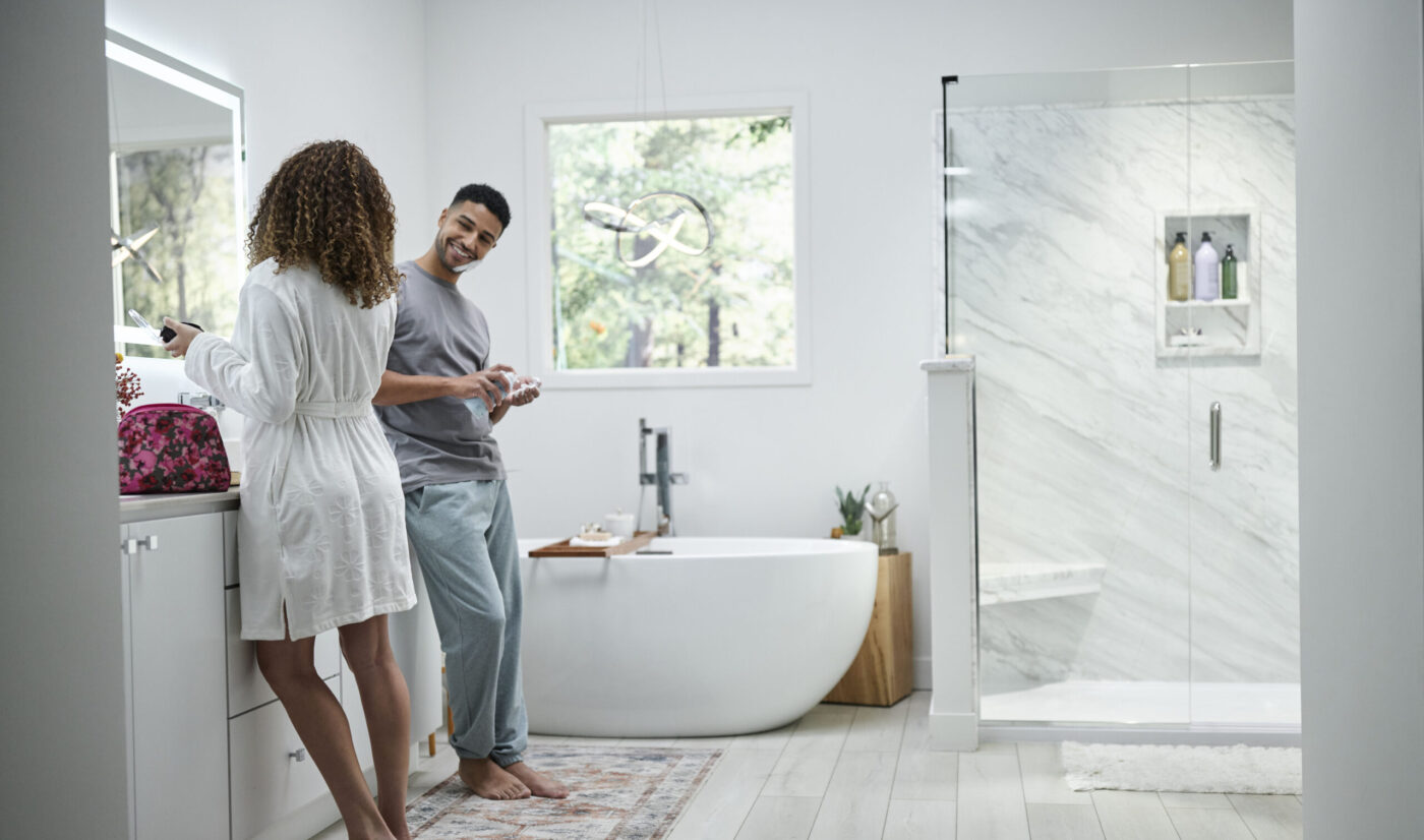 Pareja en baño moderno reformado por BQ en Madrid